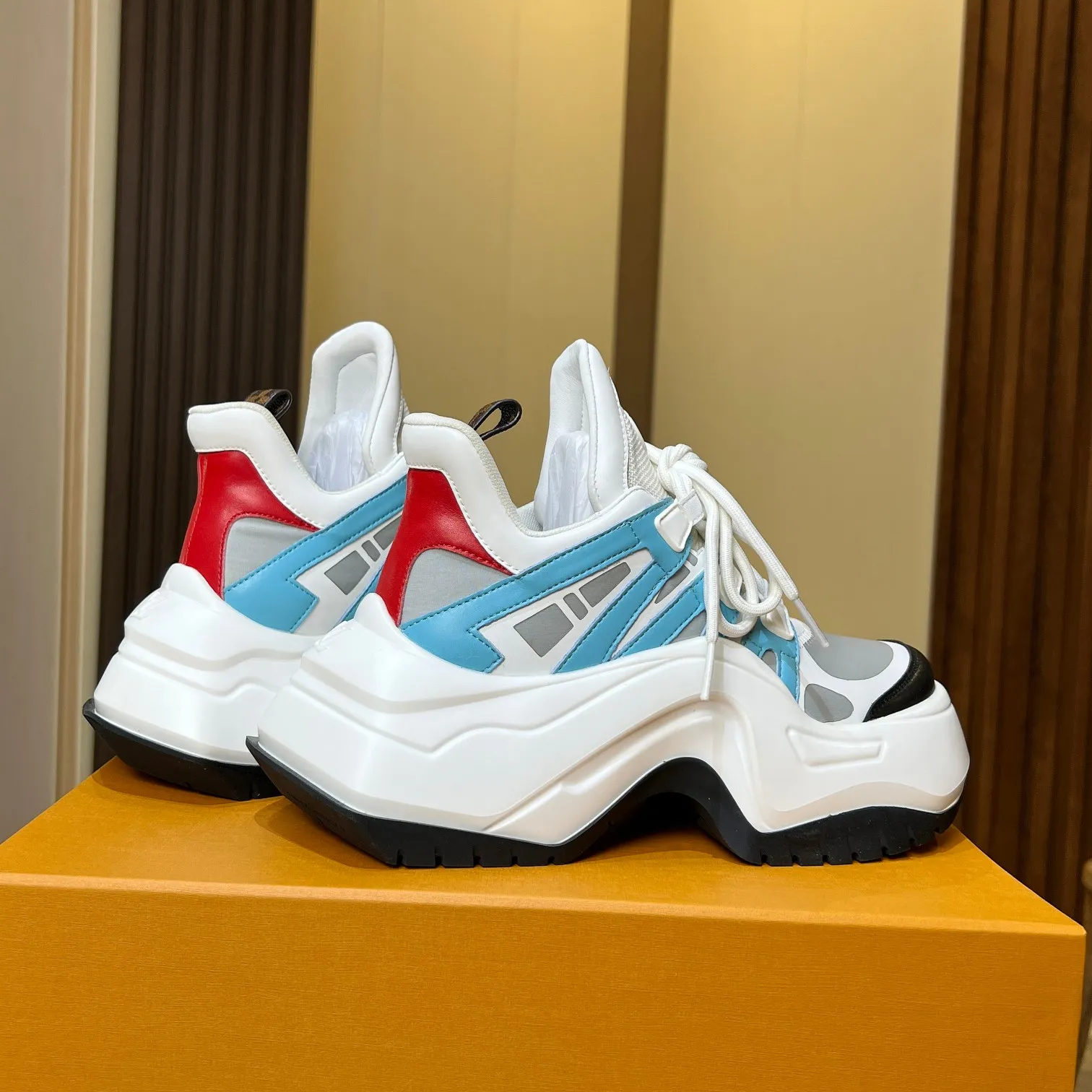 👟👟Ex-factory price 760👟👟 Nicolas Ghesquieye once again refined the design essence of LVArchlight sneakers to create LVArchlight2.0 platfrm sneakers. The combination of multiple technical materials, the wide outsole and the exaggerated tongue highlight the series' recognition, and the latter is marked with the LVCirCle logo 35-41